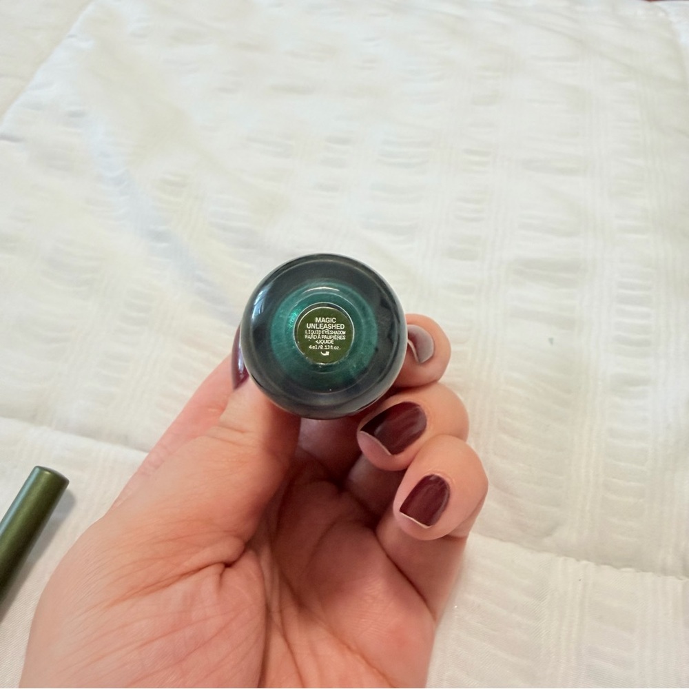R.E.M. Beauty Elphaba Eyeshadow + Eyeliner - Picture 4 of 8